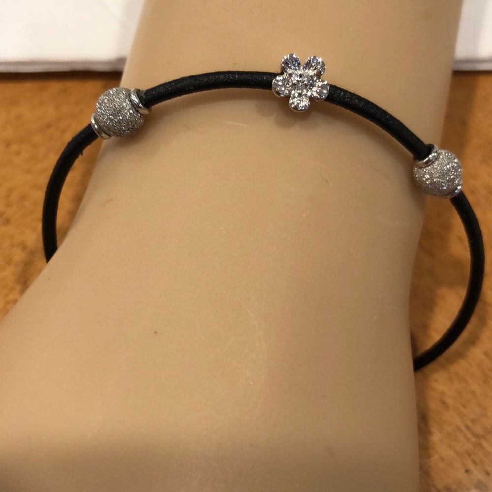 Diamond leather bracelet with silver magnet close